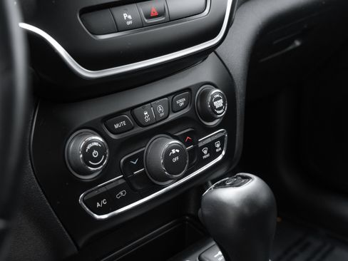 Used 2019 Jeep Cherokee Latitude Plus image 14