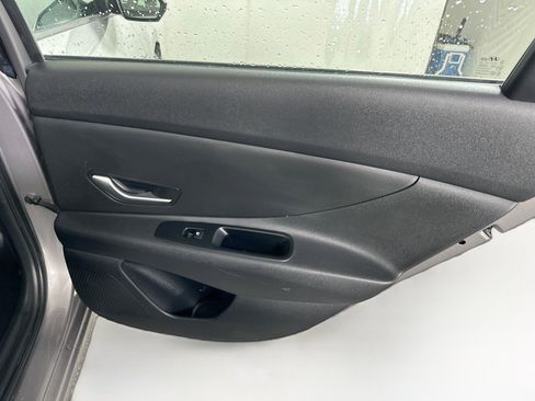 Used 2021 Hyundai Elantra SE FWD image 28