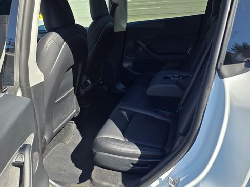 Used 2022 Tesla Model Y Long Range image 11