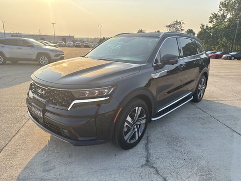 Used 2023 Kia Sorento SX Prestige image 2