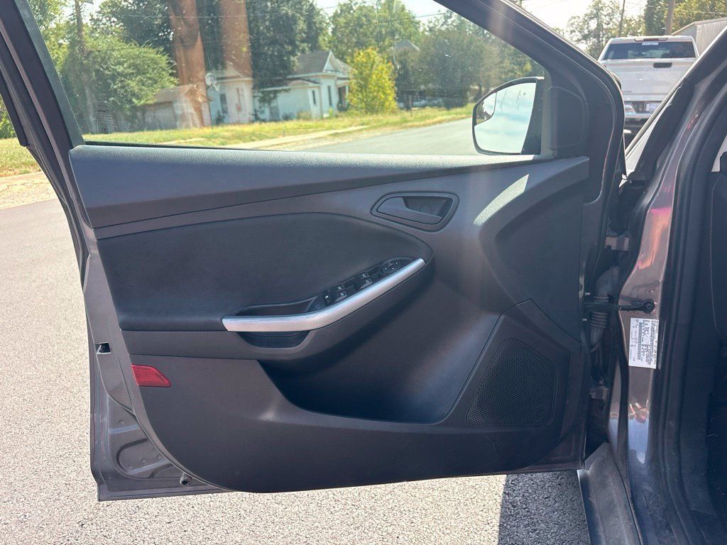 Used 2012 Ford Focus SE w/ SE Sport Pkg FWD image 10