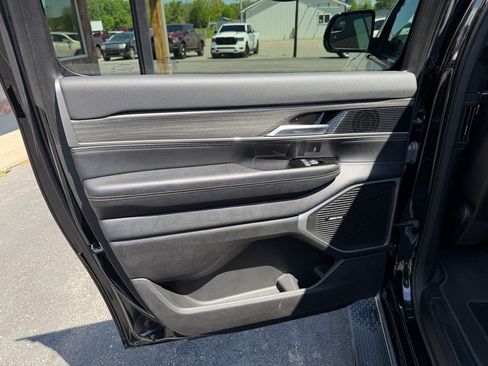 Used 2024 Jeep Wagoneer L Series II AWD/4WD image 16