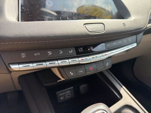 Used 2019 Cadillac XT4 Luxury w/ Cold Weather Package AWD/4WD image 32