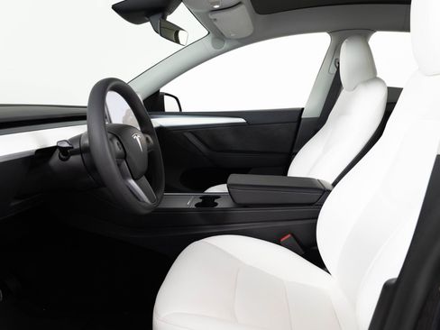 Used 2024 Tesla Model Y Long Range AWD/4WD image 14