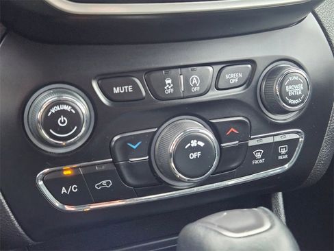 Certified 2021 Jeep Cherokee Latitude Lux w/ Trailer Tow Group image 24