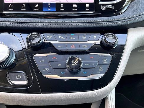 Certified 2022 Chrysler Pacifica Limited image 19