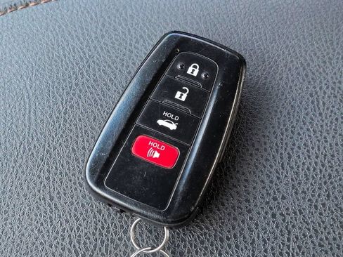 Used 2018 Toyota Camry XLE FWD image 27