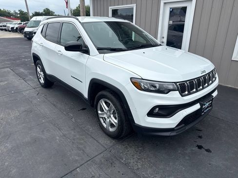 Used 2023 Jeep Compass Latitude w/ Convenience Group AWD/4WD image 1