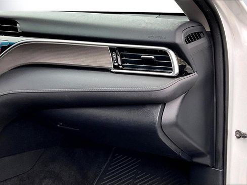 Used 2018 Toyota Camry SE image 18