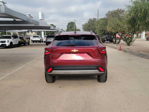 Used 2025 Chevrolet Trax LT FWD image 7