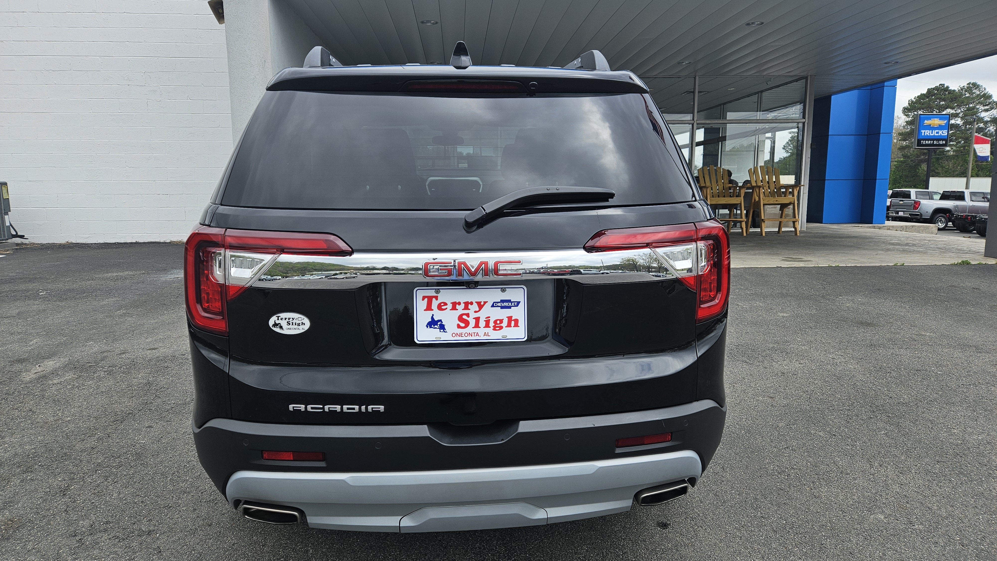Used 2023 GMC Acadia SLE w/ Driver Convenience Package FWD image 7
