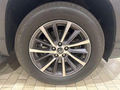 Used 2019 Toyota Highlander XLE FWD image 5