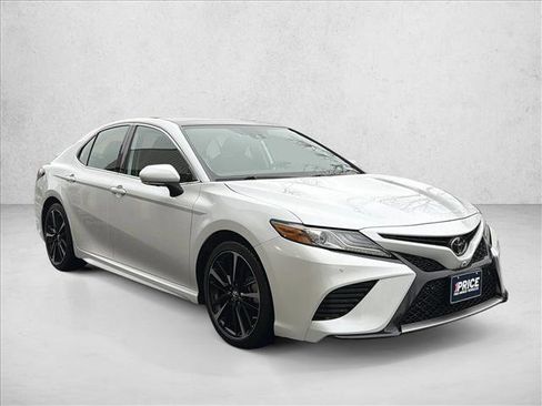 Used 2019 Toyota Camry XSE image 3