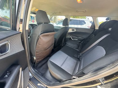 Certified 2022 Kia Soul LX w/ Technology Package FWD image 8