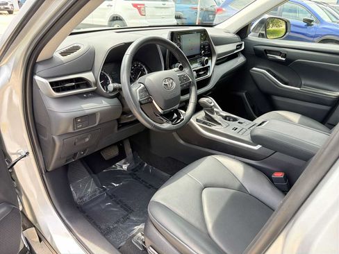 Used 2021 Toyota Highlander XLE AWD/4WD image 2
