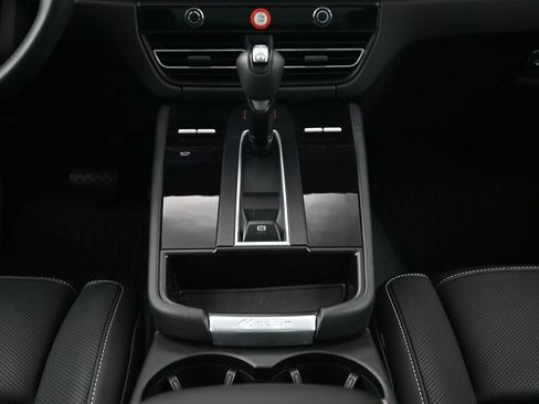 Used 2026 Porsche Macan image 10