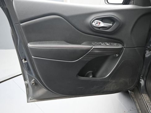 Used 2017 Jeep Cherokee Latitude w/ Comfort/Convenience Group image 16