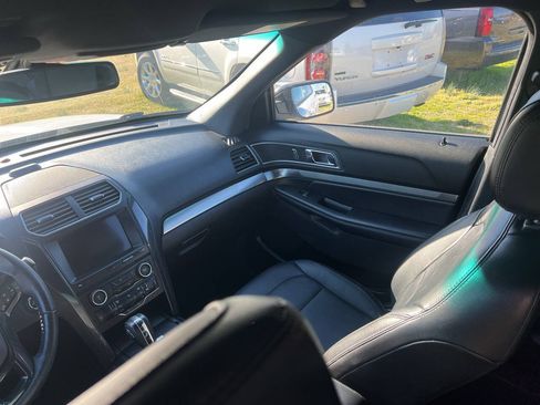 Used 2018 Ford Explorer XLT w/ Equipment Group 202A AWD/4WD image 22