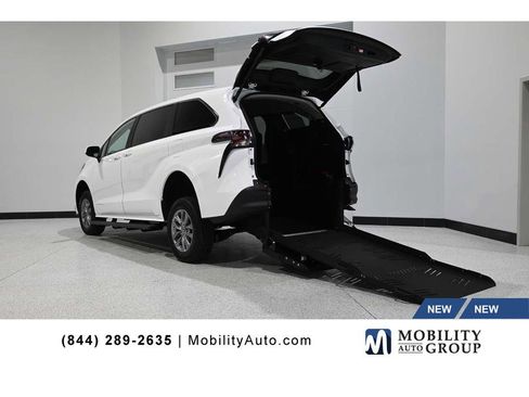 New 2026 Toyota Sienna LE image 1