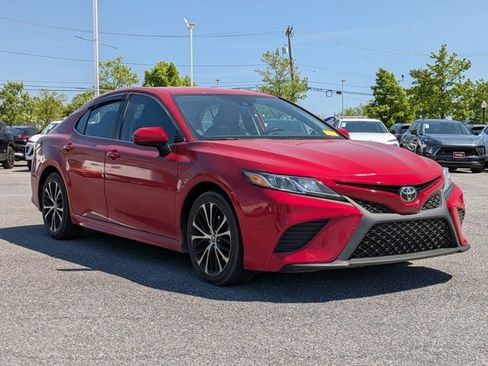 Used 2020 Toyota Camry SE FWD image 3