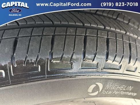 Certified 2025 Ford Escape SE FWD image 14