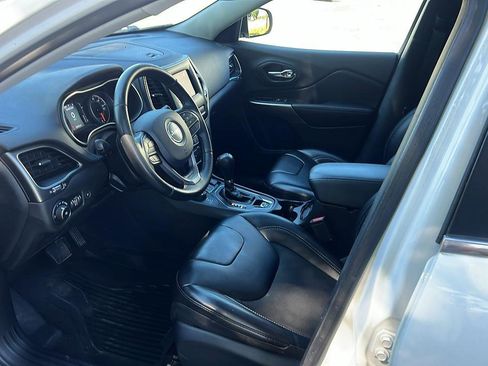 Used 2019 Jeep Cherokee Latitude Plus w/ Comfort/Convenience Group AWD/4WD image 18
