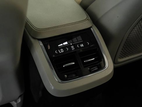 Used 2017 Volvo XC90 T6 Momentum w/ Vision Package image 40