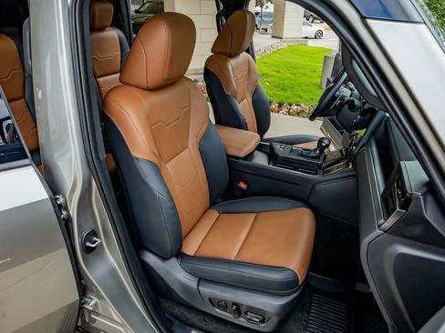 Used 2025 Lexus GX 550 w/ Accessory Package (2T) AWD/4WD image 31