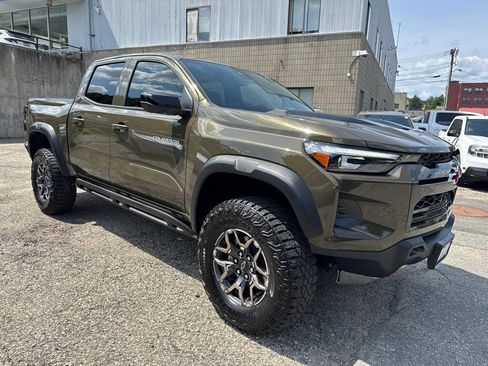 Used 2025 Chevrolet Colorado ZR2 w/ Technology Package AWD/4WD image 8