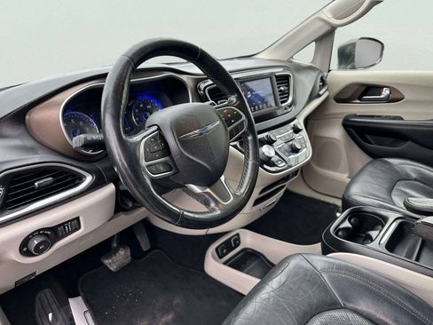 Used 2019 Chrysler Pacifica Touring-L FWD image 13
