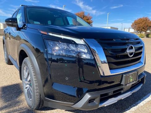 New 2025 Nissan Pathfinder SL image 8