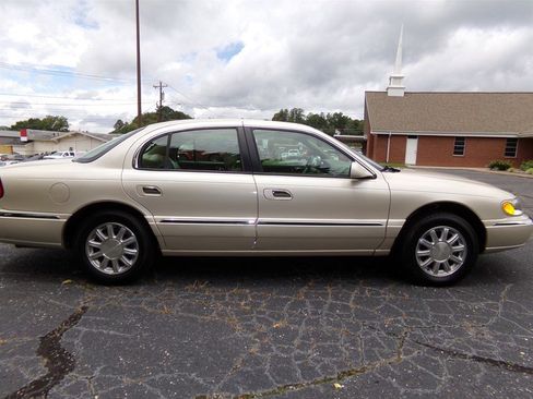 Used 2001 Lincoln Continental image 3