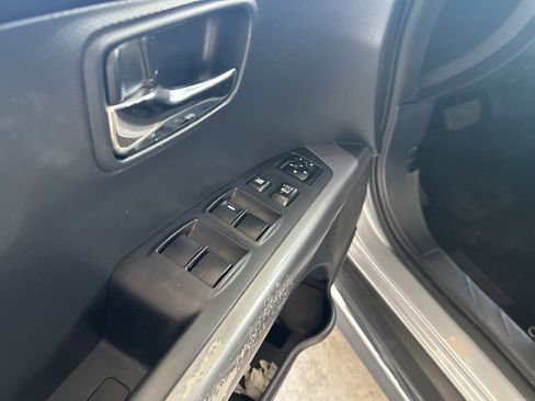 Used 2011 Mitsubishi Outlander SE image 31