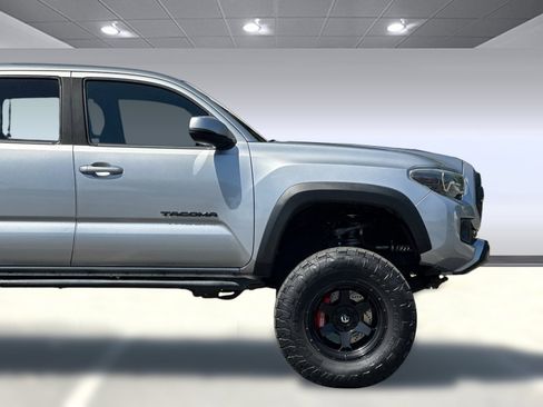 Used 2019 Toyota Tacoma TRD Off-Road w/ Technology Package AWD/4WD image 32