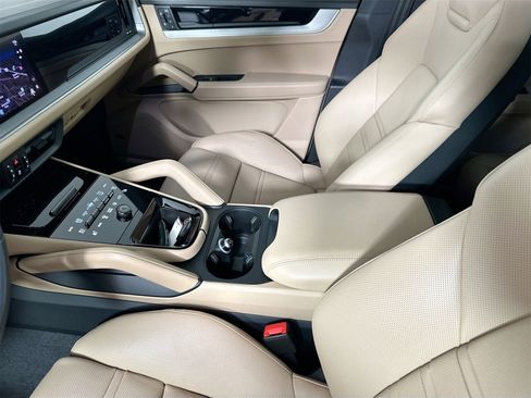 Certified 2025 Porsche Cayenne S image 30