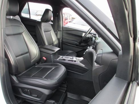 Used 2020 Ford Explorer XLT w/ Equipment Group 202A image 18
