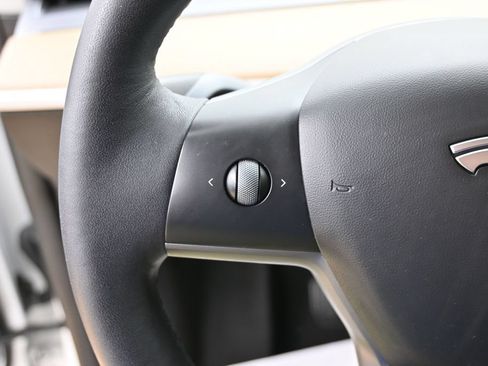 Used 2021 Tesla Model Y Long Range AWD/4WD image 19