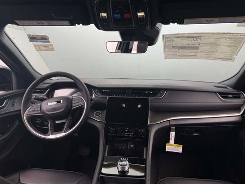 New 2025 Jeep Grand Cherokee Limited w/ Black Appearance Package image 19