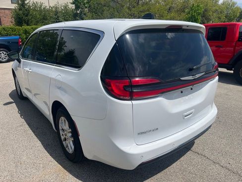 Used 2024 Chrysler Pacifica Touring-L FWD image 4