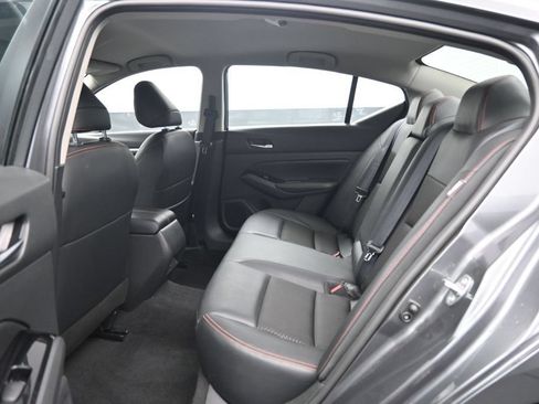 Used 2024 Nissan Altima 2.5 SR FWD image 28