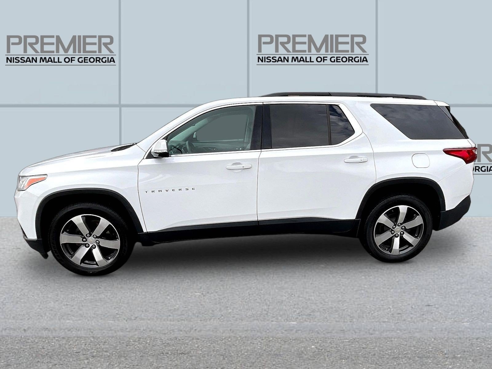 Used 2020 Chevrolet Traverse LT w/ LT Premium Package FWD image 4