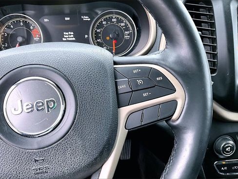 Used 2018 Jeep Cherokee Limited image 19