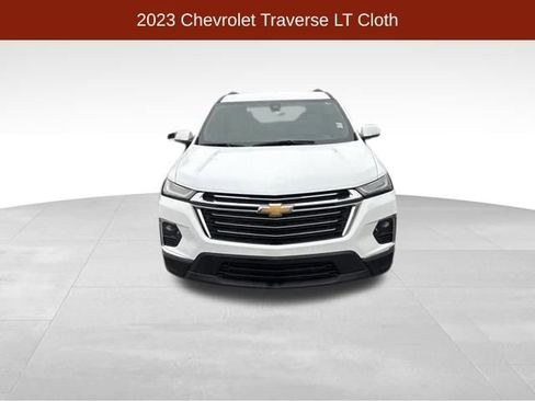 Used 2023 Chevrolet Traverse LT image 2