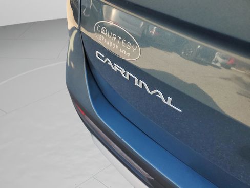 Certified 2023 Kia Carnival EX image 9