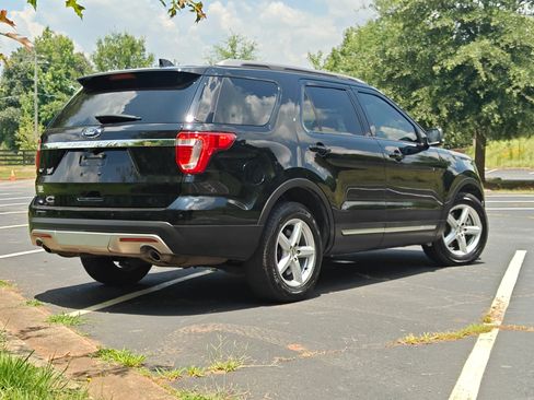 Used 2017 Ford Explorer XLT w/ Equipment Group 202A FWD image 3