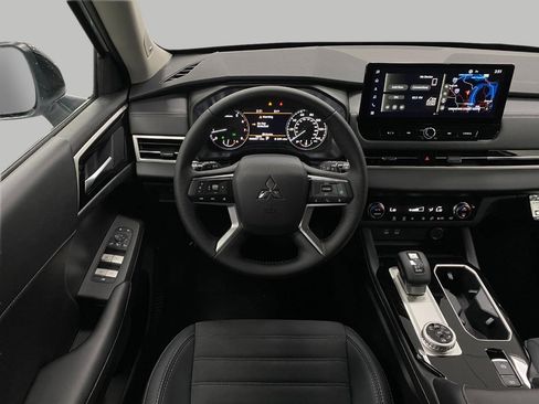 New 2025 Mitsubishi Outlander SE image 13