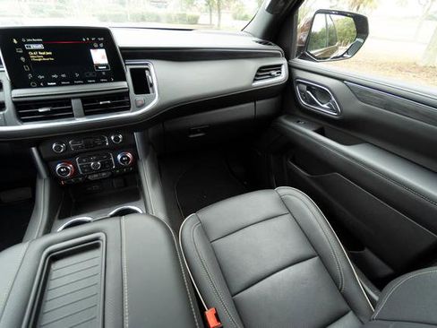 Used 2023 GMC Yukon SLT w/ SLT Luxury Package image 15