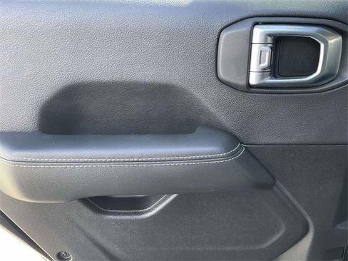 Used 2023 Jeep Wrangler Unlimited Sahara image 24