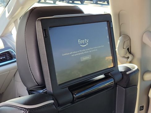 Used 2024 Chrysler Pacifica Limited w/ Uconnect Theater Family Group FWD image 20