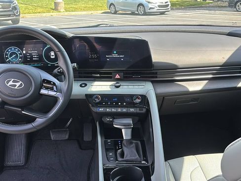 Used 2025 Hyundai Elantra Limited FWD image 12